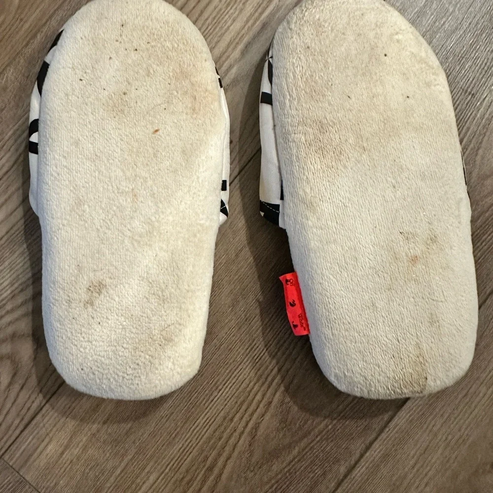 OFF WHITE/ Size M Arrow Pattern Slippers - Picture 7 of 8